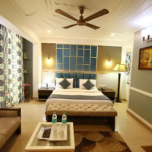 A Family Oppera Near Igi Airport **** Nowe Delhi